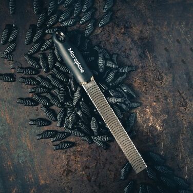 Кухонна терка Microplane Zester чорного кольору для цитрусових, твердого сиру, імбиру, шоколаду та мускатного горіха з тонким лезо