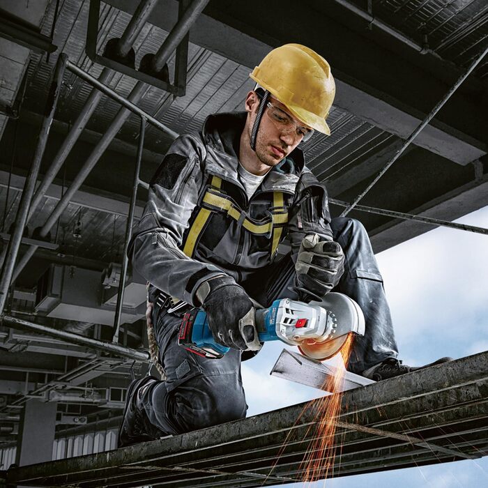 Акумуляторна кутова шліфувальна машина GWS 18V-7 (вкл. 2 акумулятори 4,0 Ач, GAL 18V-40, додаткова рукоятка, монтажний фланець, за