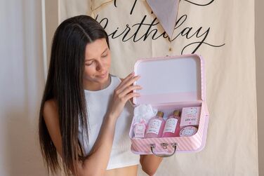 Подарунковий набір Принцеса Кітті для дівчаток та жінок Набір для душу із 7 предметів піна для ванни, скраб, гель для душу, лосьйон для тіла та багато іншого Набір для догляду за собою з ароматом полуниці та ванілі в милій подарунковій коробці