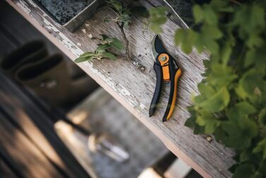 Садові ножиці Fiskars Bypass, Plus SmartFit, P541, Для свіжих гілок та сучків, Антипригарне покриття, Леза з нержавіючої сталі, Довжина 20,1 см, Чорний/Помаранчевий, 1057169 Садові ножиці P541 Одинарні