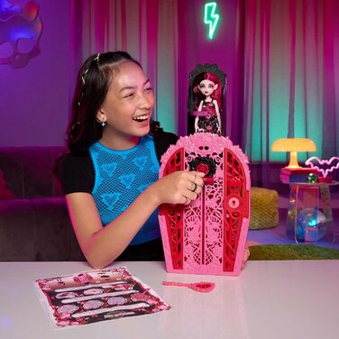 Набір ляльки Monster High Skulltimate Secrets та аксесуарів, Garden Mysteries Draculaura із зачарованою шафою та понад 19 сюрпризами для чаювання, такими як одяг для ляльок, HYT72