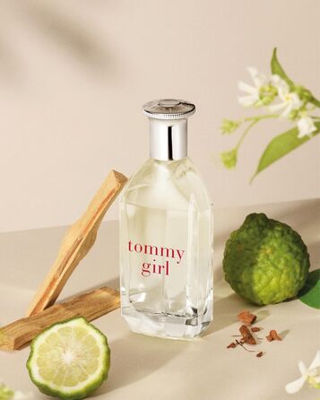 Туалетна вода 30 мл Жіночі парфуми Фруктово-квіткові Свіжий квітковий аромат з фруктовими нотками Прозорий скляний флакон 30 мл (1 упаковка)