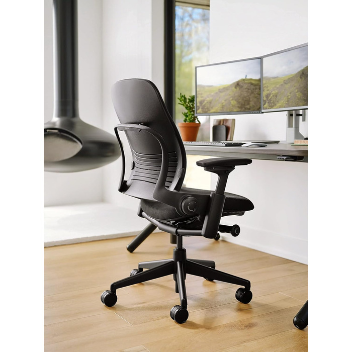 Ергономічне офісне крісло Steelcase Leap з поперековою опорою LiveBack та гнучкою S-подібною спинкою, колір чорний онікс, 62 x 68 x 100 см, без підголівника