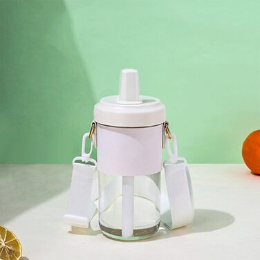 Чашка для пиття з плечовим ременем. Практична пляшка для води зі знімною трубочкою. Виготовлена з пластику. Для любителів напоїв. З плечовим ременем.