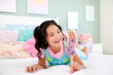 Лялька Barbie Fashionistas 223 із хвилястим світлим волоссям, сукнею та аксесуарами в стилі зачіски, колекційна модна лялька до 65