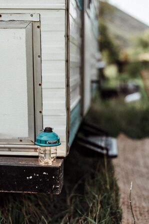 Підвісний світильник Barebones Beacon синьо-зелений акумуляторний світлодіодний підвісний світильник з регульованою яскравістю всепогодний підвісний ліхтар у вінтажному стилі для пригод на свіжому повітрі та цілорічного використання