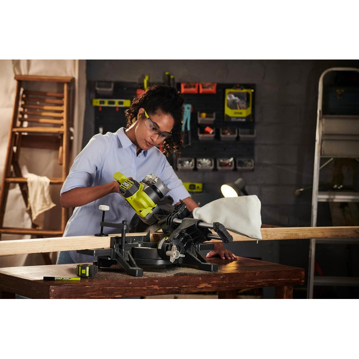 Торцювальна пила 190 мм 18 В - Прохідність 50 х 250 мм при 90 - 1 літієва батарея 4,0 Ач - Зарядний пристрій 2,0 А - Поставляється