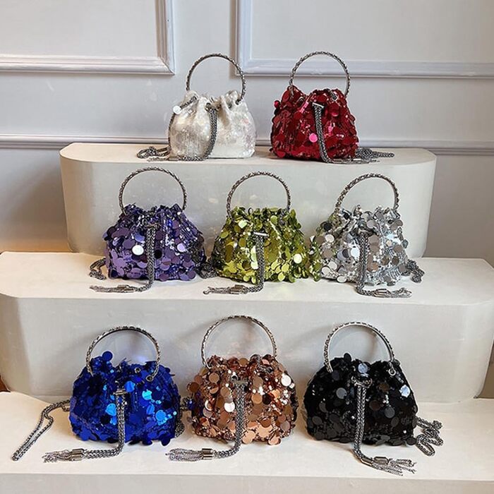 Блискуча вечірня сумочка-відерце з паєтками та металевою китицею. Сумка на шнурку, з ланцюжком, через плече. Чорний, синій.