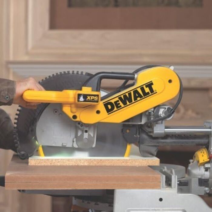 Панельна пила DEWALT (1675 Вт, ріжуча здатність до 110 x 303 мм, точність різу до міліметра завдяки світлодіодній індикації лінії різу) DWS780