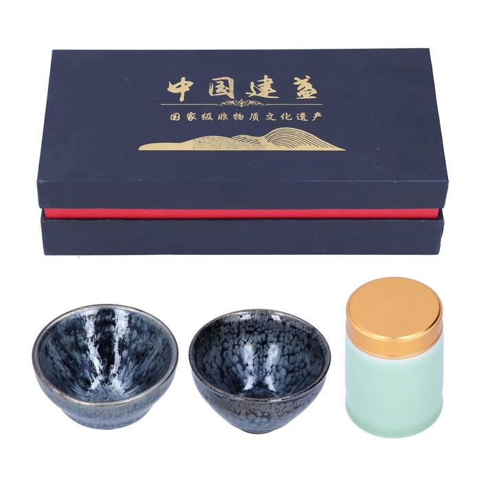 Елегантний керамічний чайний набір ручної роботи з 2 чашок та 1 скарбнички ідеальний вибір для поціновувачів чаю, як елемент декору або подарунок. Набір вирізняється витонченим, ручним виконанням.