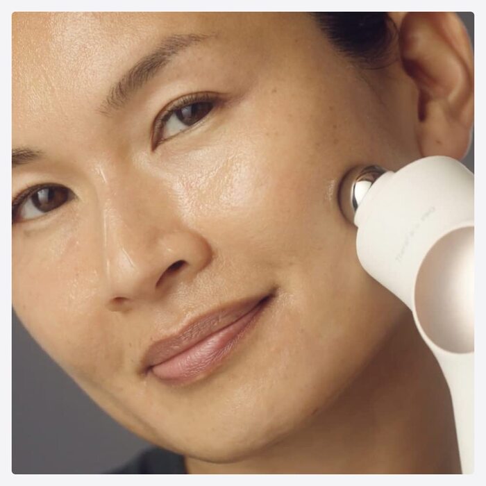 Ручний масажер для обличчя - Компактний електричний прилад для догляду за обличчям та шкірою - Лікування 8 в 1 за допомогою мікроструму та світлодіодних кілець - 4-е покоління - Чорний