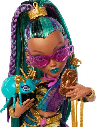 Лялька Monster High Нефера де Ніл, Королівська мумія в сукні з пишним скарабеєм та 7 аксесуарами, включаючи сумку, ноутбук, сонцезахисні окуляри, напій та закуски, різнокольорова JDR48