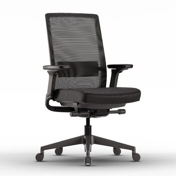 Активне офісне крісло матово-чорного кольору ПЕРЕМОЖЕЦЬ ТЕСТУ Ергономічне офісне крісло з функцією нахилу сидіння та адаптивною поперековою опорою Повністю регульоване офісне крісло для оптимального положення сидіння Обертове крісло матово-чорного кольору