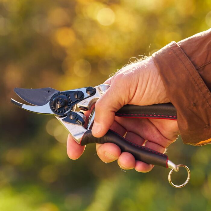 Ергономічні садові ножиці FELCO 6 ELITE для правшів, середнього розміру, шкіряні ручки, чорне лезо F-Tech, діаметр різання 20 мм, довжина 195 мм, зроблено у Швейцарії. FELCO 6 Elite 195 мм x 195 мм