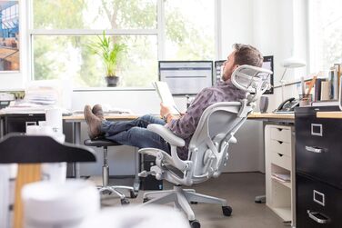 Розроблено зараз оригінальний підголівник для крісла Herman Miller Aeron H3 Graphite Кольори та сітчасті візерунки відповідають оновленому кріслу Aeron 2017 року та новішим моделям. h3 для ремастеризованого Graphite