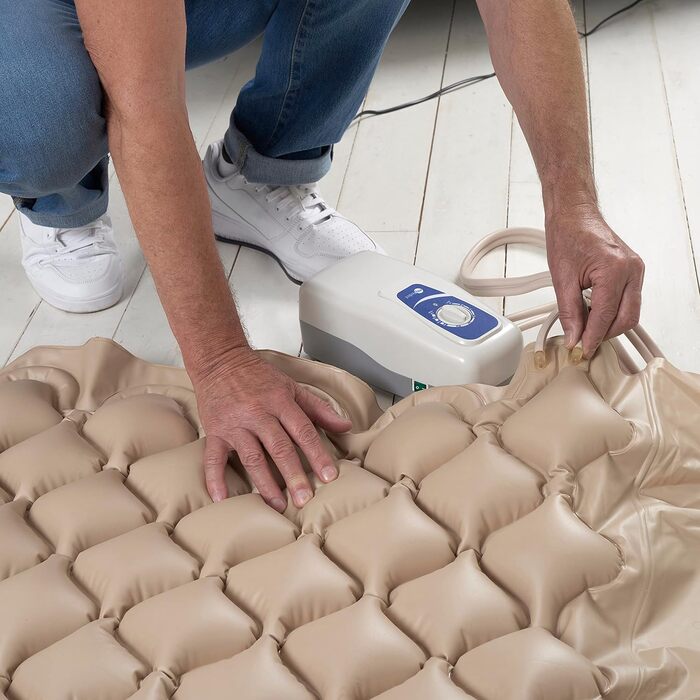 Комплект протипролежневих матраців SANICO Complete - європейський бренд - надувний, з компресором та торцевими клапанами - накладка для зняття тиску, макс. 135 кг, бежевий