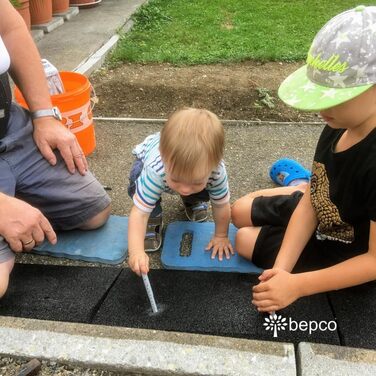 Бордюрний пандус Bepco, 100 × 25 × 10 см — гумовий заїжджий поріг із вбудованими шайбами для кріплення (чорний)