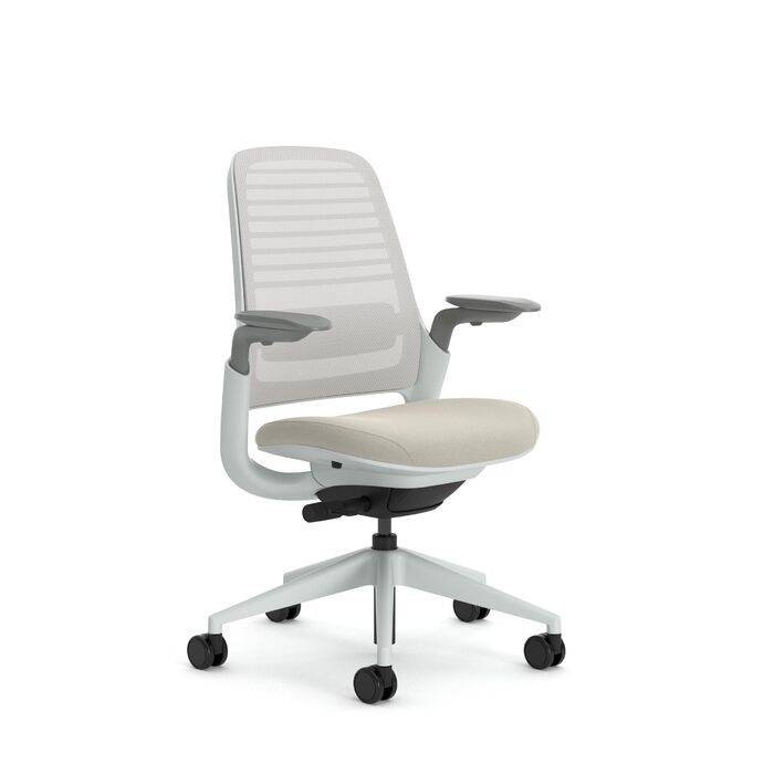 Ергономічне офісне крісло Steelcase серії 1 з поперековою опорою LiveBack та підлокітниками 4D, бежевого кольору, без підголівника