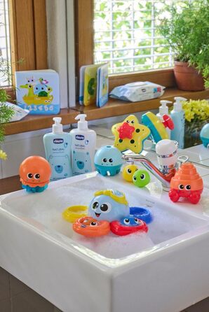 Книжка для купання Chicco з м'якого пластику вивчаємо цифри, кольори та тварин. Легка, зручно відкривається, змінює колір у воді. Для діток від 6 до 36 місяців.