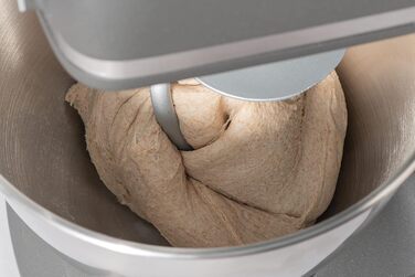 Кухонний комбайн AEG KM5-1-4BPT / Аксесуари / 1200 Вт / 6 рівнів швидкості / Імпульсна функція / Планетарна мішалка / 6,1 кг / Повністю металевий корпус / Чаша для змішування з нержавіючої сталі 5 л / Чорний матовий