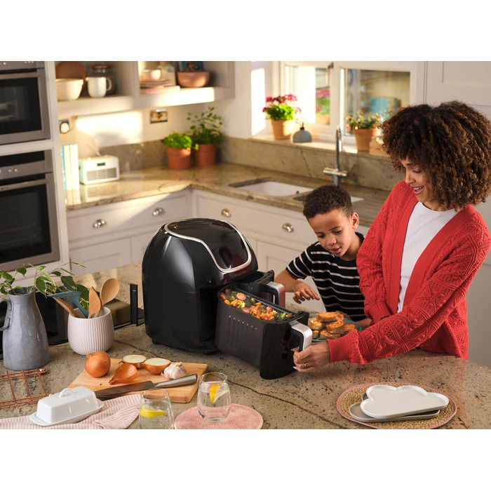 Двокамерна фритюрниця Russell Hobbs 2 відділення кожне 4,25 л, можна використовувати лише окремо, загальний об'єм 8,5 л Технологія швидкої фритюрниці (8 програм, можна мити в посудомийній машині, сенсорний екран) Аерофритюрниця 27290-56S