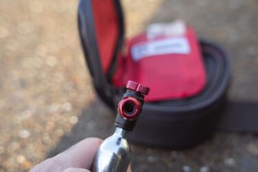 Регулятор CO2 SILCA EOLO IV Компактна конструкція з поворотним гвинтовим регулювальним клапаном Сумісний з універсальними різьбовими картриджами CO2 Тільки головка регулятора CO2 червоний/чорний