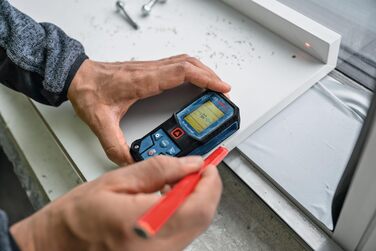 Лазерний далекомір Bosch Professional GLM 40-31 (IP 65, ударостійкий корпус, 7 режимів вимірювання, автообчислення довжини/площі/об'єму, яскравий кольоровий дисплей, сумісність з Li-Ion акумулятором)