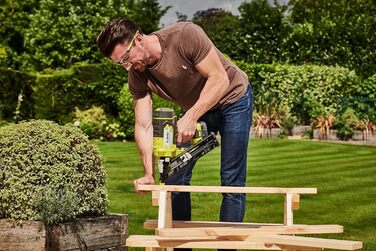 Акумуляторний цвяходер RYOBI 18 В ONE R15GN18-0 (тип цвяха 1,8 мм, ємність магазину 105 цвяхів, кут нахилу магазину 33-35, в компл