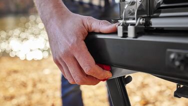 Компактний газовий гриль Weber Traveler з розкладним підставкою та колесами, модель 2026 року