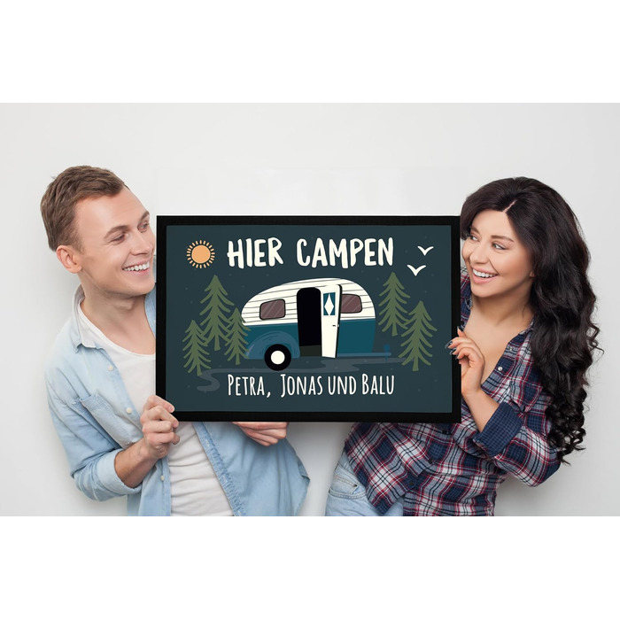 Персоналізований килимок для кемпінгу з іменем родини, ідеально підходить як подарунок для кемперів та караванів. Нековзний та миється, чорний, 60x40 см. (Кемпінг тут, чорний)