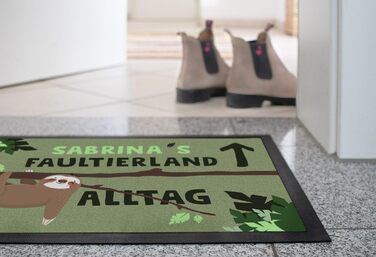 Килимок для дверей з іменним принтом, Slothland Versus Everyday Sloth, що налаштовується, нековзний та миється, білий, 60x40 см, Slothland White