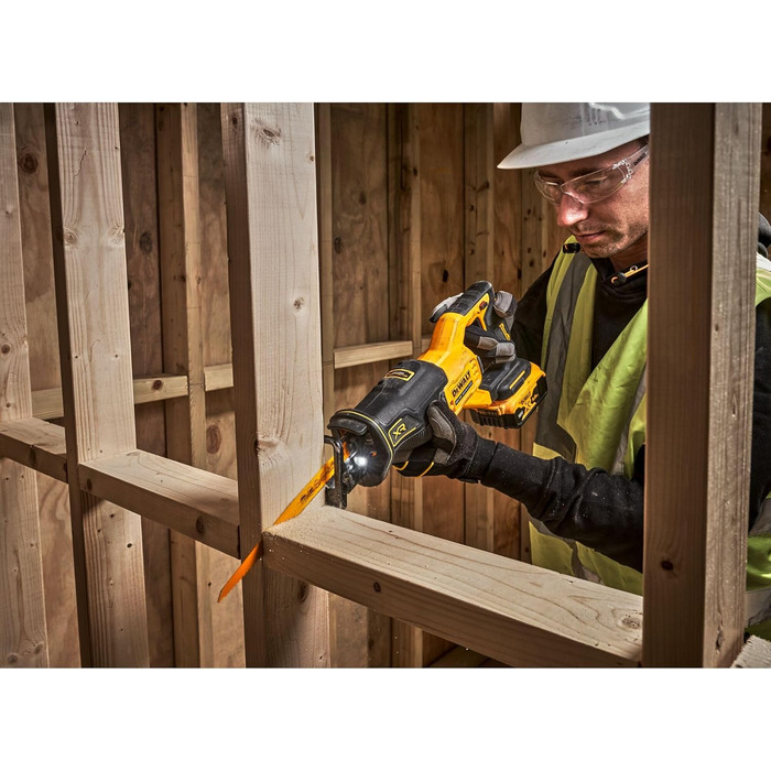 Акумуляторна пила Dewalt 18V XR DCS382NT (безщітковий двигун, дуже компактна, максимальна довжина різання 300 мм, висока швидкість