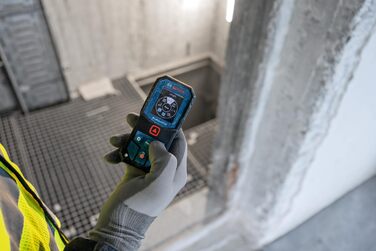 Лазерний далекомір Bosch Professional GLM 40-31 (IP 65, ударостійкий корпус, 7 режимів вимірювання, автообчислення довжини/площі/об'єму, яскравий кольоровий дисплей, сумісність з Li-Ion акумулятором)