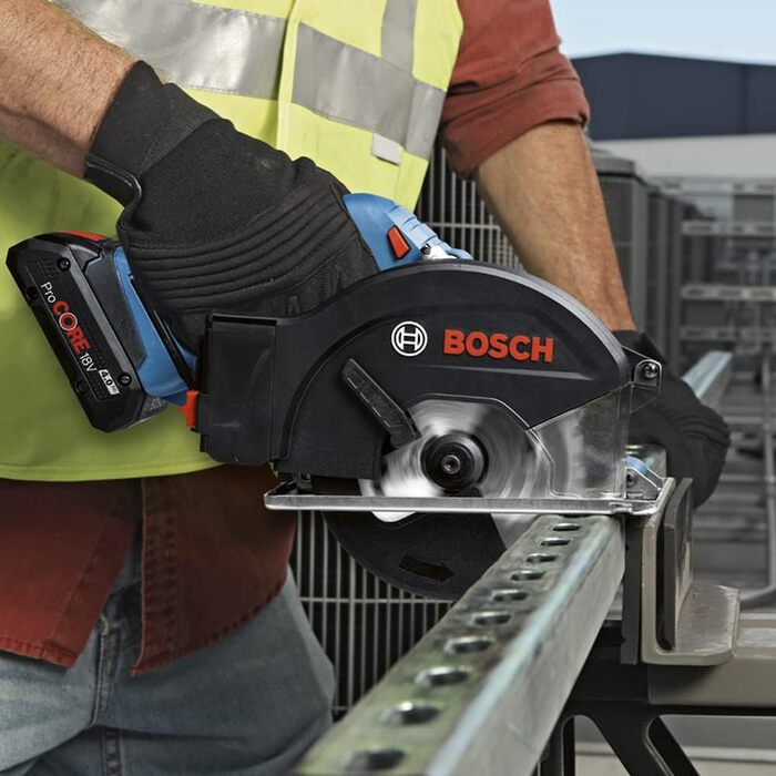 Акумуляторна дискова пила Bosch Professional 18V System GKM 18V-50 (швидший хід роботи, менше іскор і стружки, без акумулятора/зар