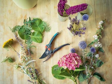 Садові ножиці Gardena B/M Ножиці для дерев, безпечні для рослин, з обхідним лезом для гілок та сучків, максимальний діаметр різання 24 мм, вбудована пружина в ручці, верхнє лезо з антипригарним покриттям (8904-20) Діаметр різання 24 мм (M) Обхідне лезо