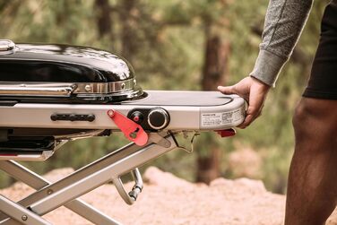 Газовий гриль Weber Traveler/Складана конструкція з колесами, автоматичним блокуванням кришки та термометром кришки, 1 конфорка, ширина 111 см, площа гриля 63 x 34 см, чорний (9010079)