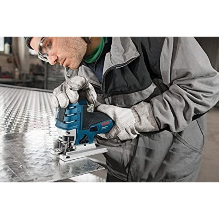 Професійний лобзик Bosch GST 150 CE (потужність 780 Вт, максимальна глибина пропилу деревини 150, вкл. ковзаючу колодку, кришку, в