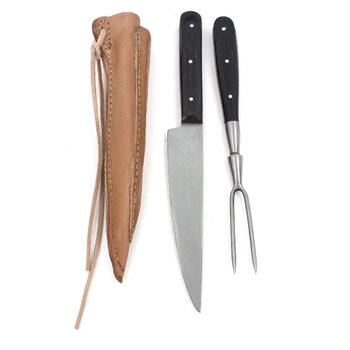 Середньовічний набір столових приборів у подвійних шкіряних піхвах (ріжок, ніж та виделка)