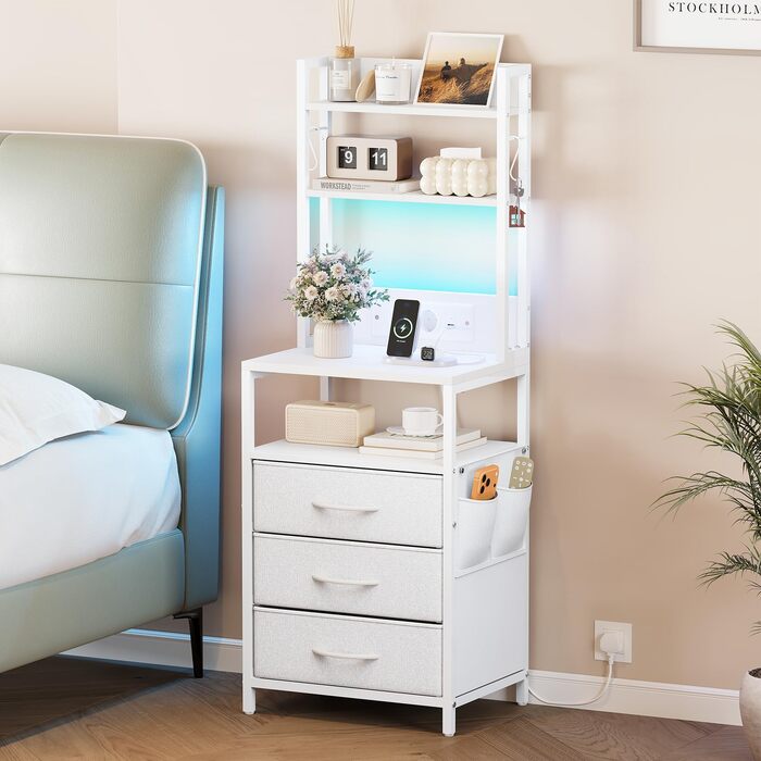 Приліжковий столик Dripex із функцією зарядки та світлодіодним підсвічуванням, бічний столик із 3 тканинними шухлядами, тумбочка з книжковою полицею, відкритим відділенням, 2 порти змінного струму, 1 USB та 1 порт типу C, для спальні, вітальні, офісу (біл