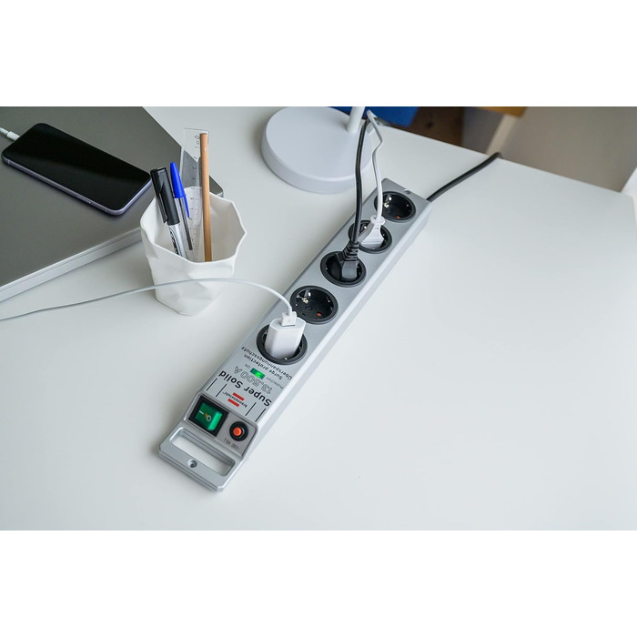 Розетковий подовжувач із захистом від перенапруги (багаторозеткова розетка з кабелем 2,5 м і вимикачем - з ударостійкого полікарбо