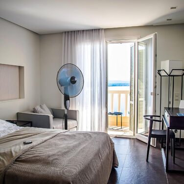 П'єдестальний вентилятор з пультом дистанційного керування П'єдестальний вентилятор - Регульована по висоті підставка - Регульован