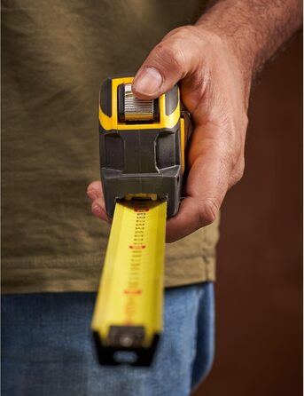 Рулетка Stanley FatMax PRO Autolock XTHT0-33501 (довжина 8 м, ширина полотна 32 мм, змінні гачки, броньоване лезо та захисне покриття з майлару, з фіксатором та поверненням, вкл. ремінну кліпсу) 8 м