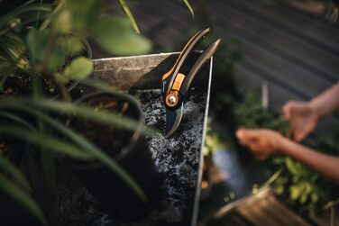 Садові ножиці Fiskars Bypass, Plus SmartFit, P541, Для свіжих гілок та сучків, Антипригарне покриття, Леза з нержавіючої сталі, Довжина 20,1 см, Чорний/Помаранчевий, 1057169 Садові ножиці P541 Одинарні