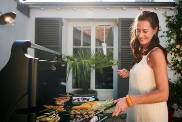 Газовий гриль Campingaz 4 Series Select L Grillset з додатковою решіткою, чохлом та набором аксесуарів, 4 сталеві пальники, термометр на кришці, система InstaClean, потужність 12 кВт