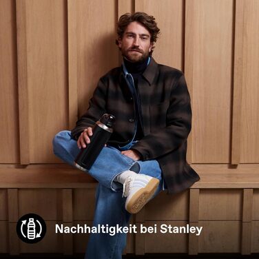 Пляшка STANLEY Wellspring 0,7 л - Зберігає напої холодними протягом 12 годин - Зберігає напої крижаними протягом 40 годин - Пляшка з переробленої нержавіючої сталі без бісфенолу А - Герметична - Можна мити в посудомийній машині - Чорна 2.0