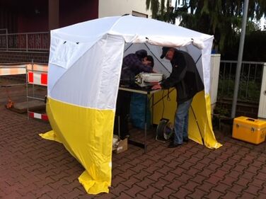 Монтажний намет, намет для будівельного майданчика, розміри 1,90 x 1,90 x 2,00 м, водонепроникний, стійкий до атмосферних впливів, швидкозбиральний, виготовлений з поліестеру, зелено-білий, для використання на вулиці та роботи, від німецького виробника з 