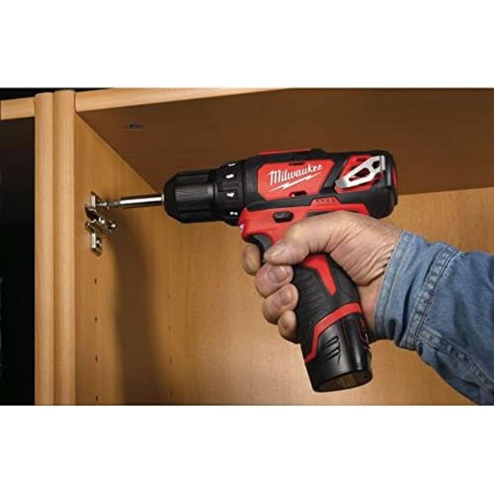 Акція на акумуляторний дриль-шуруповерт Milwaukee M12BDD-152C 2 шт. 12 В / 1,5 Ач Li-Ion, , 4933451460