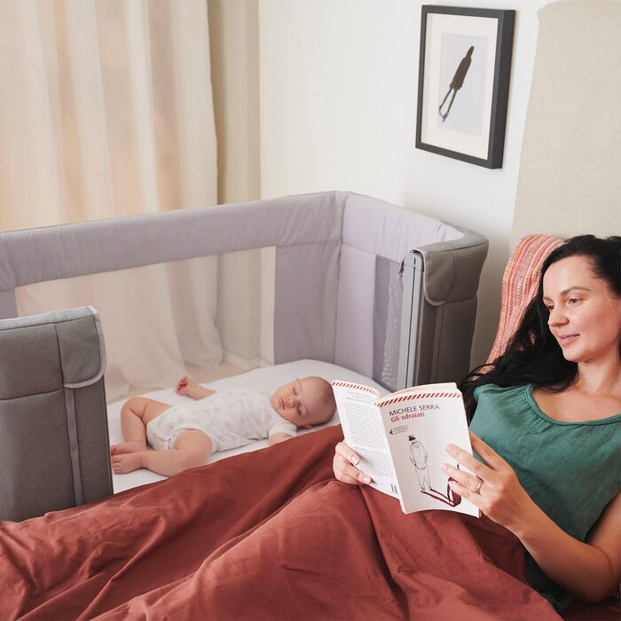 Дитяче ліжечко 3-в-1 для новонароджених, приліжкове ліжечко, яке трансформується в ліжко Монтессорі, до 4 років (22 кг), регульована висота, хороша циркуляція повітря, 4 колеса, включаючи матрац, світло-сірий колір, 2Me Forever