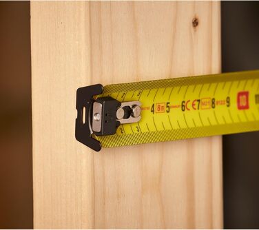 Рулетка Stanley FatMax PRO Autolock XTHT0-33501 (довжина 8 м, ширина полотна 32 мм, змінні гачки, броньоване лезо та захисне покриття з майлару, з фіксатором та поверненням, вкл. ремінну кліпсу) 8 м