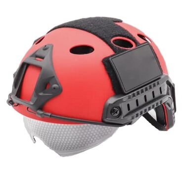 Тактичний рятувальний шолом червоного кольору із захисними окулярами та системою MOLLE, може використовуватися із сигнальними ліхтарями, прожекторами та високопродуктивними ліхтарями в тактичних іграх або рятувальних операціях.